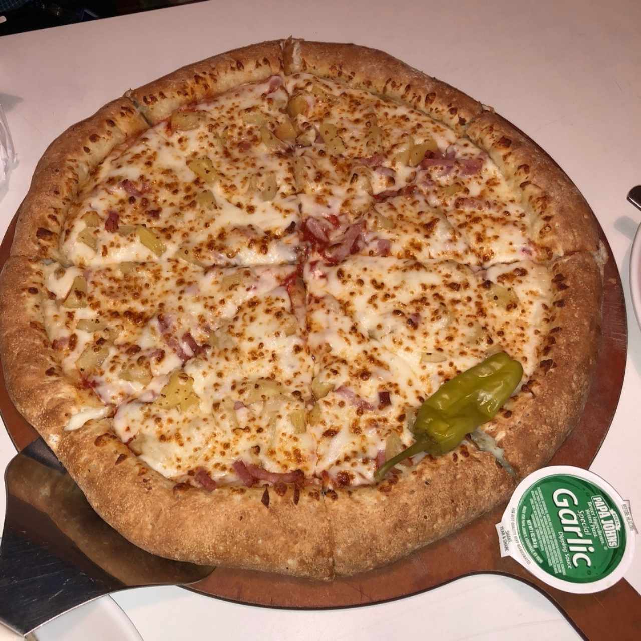 Pizza Hawaiana con bordes de queso