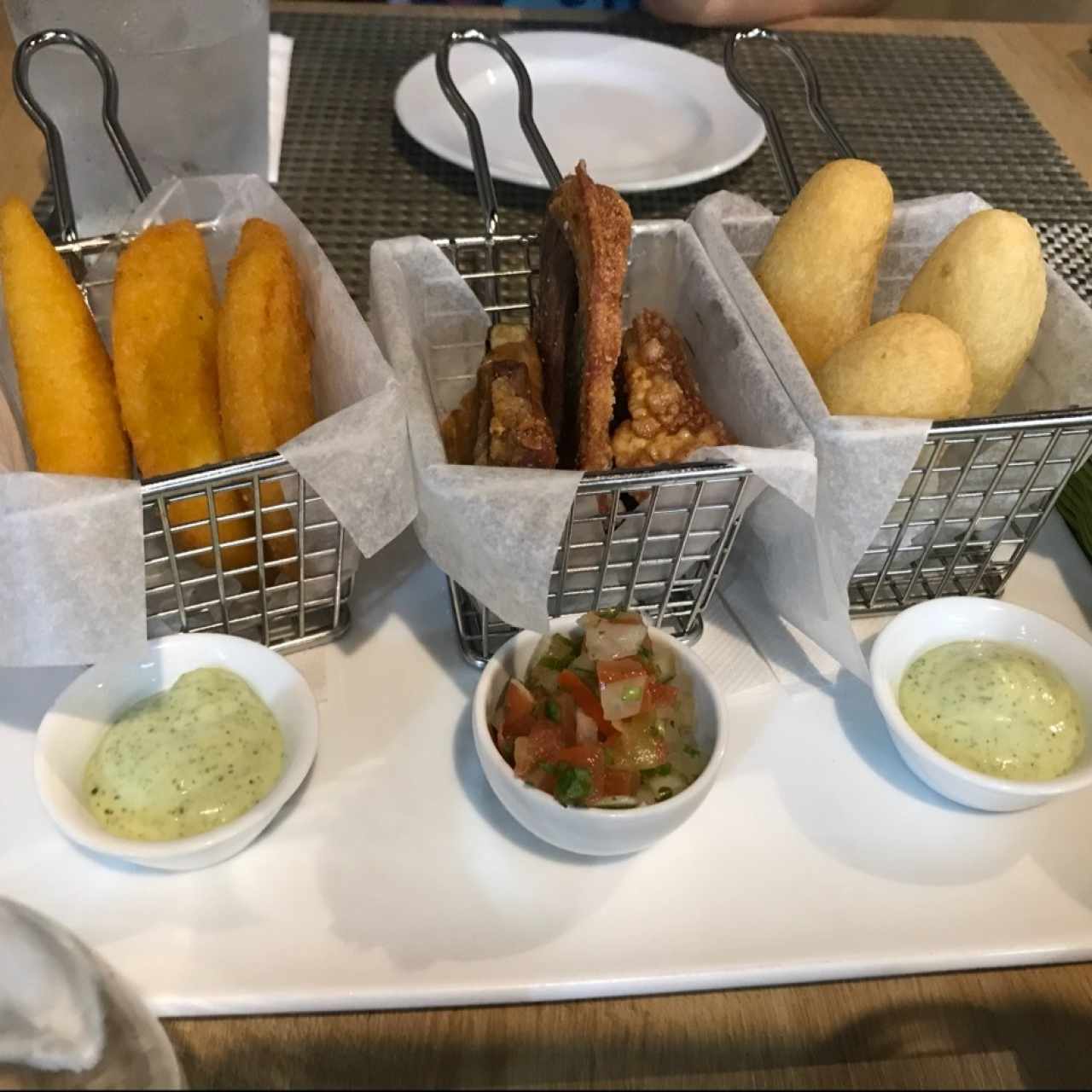 empanada de 4 queso, chicharron, carimañolas