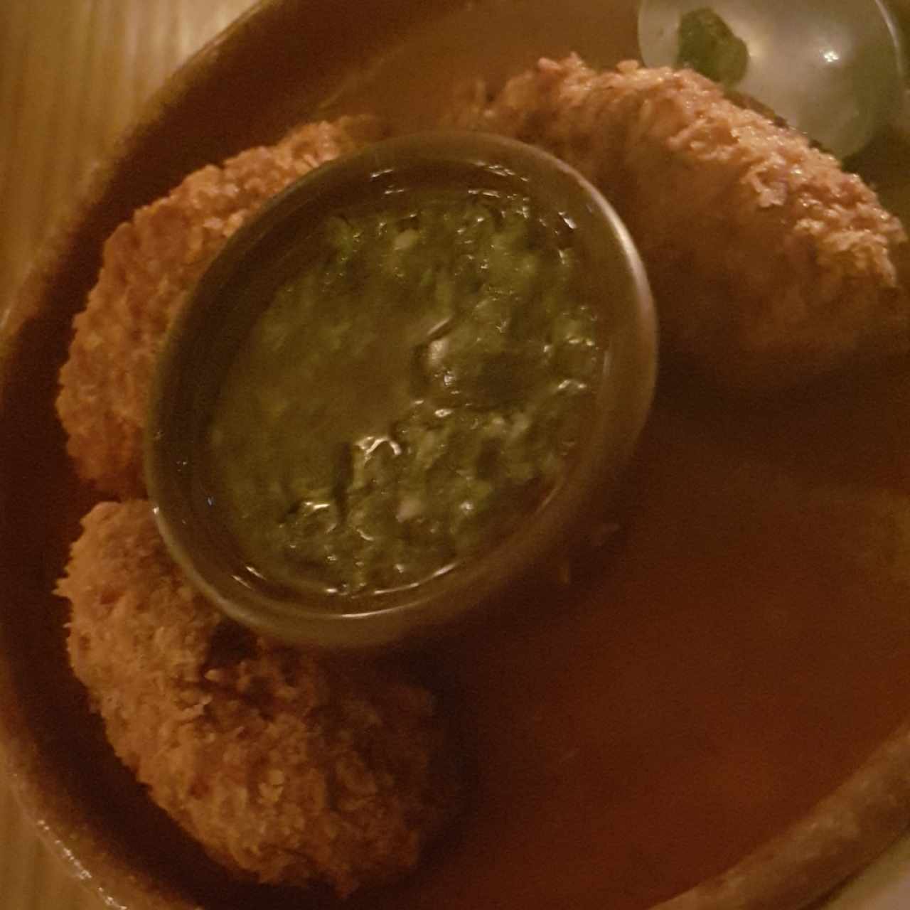 croquetas de colita de res con salsa chimichurri