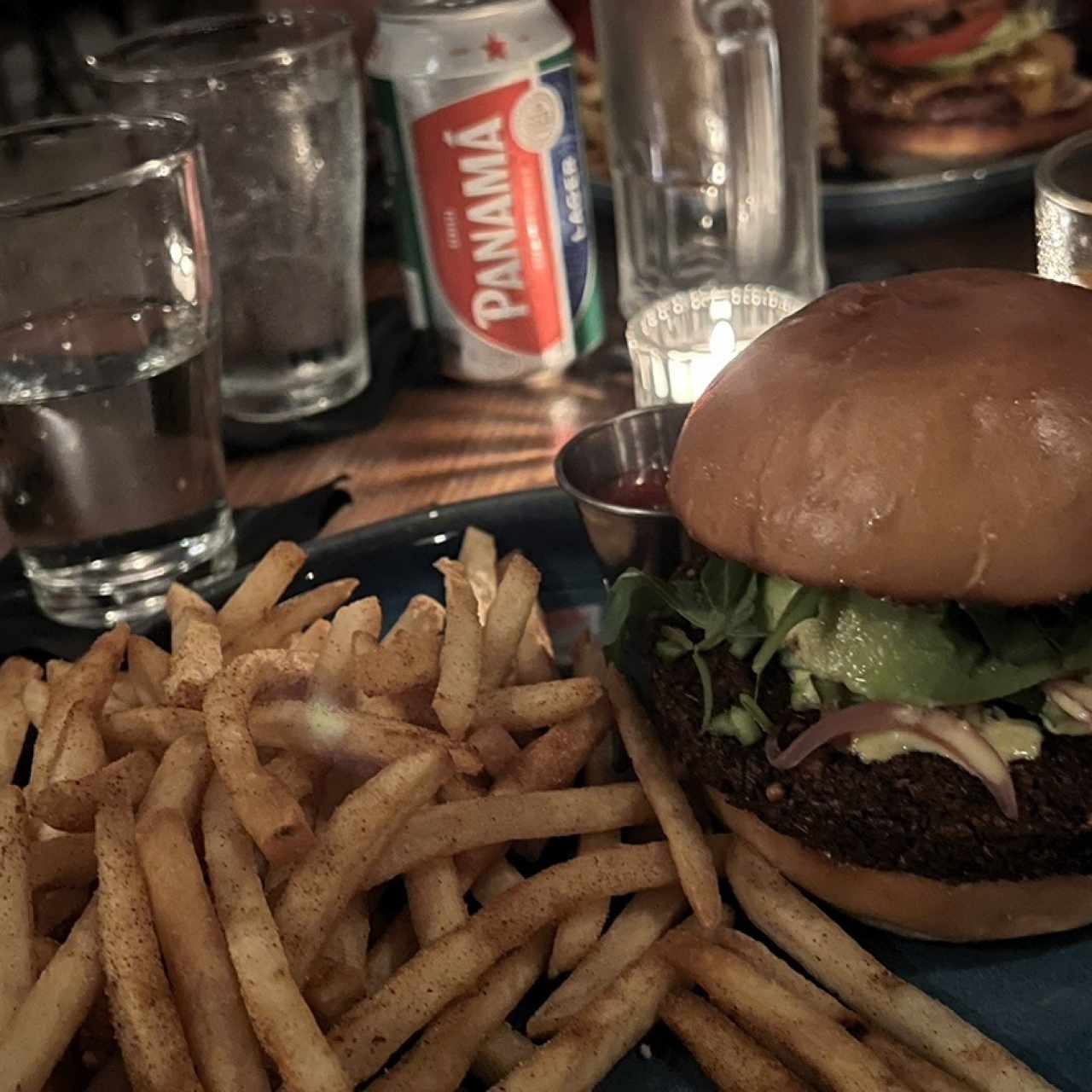 Hamburguesa de Falafe y papas con paprica 