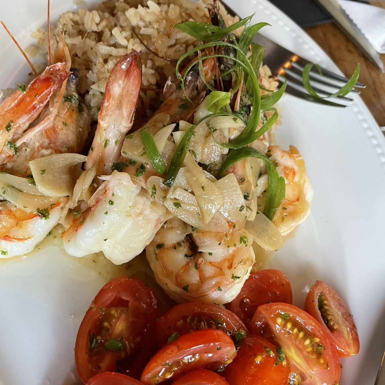 Langostino arroz con coco y tomates cherry