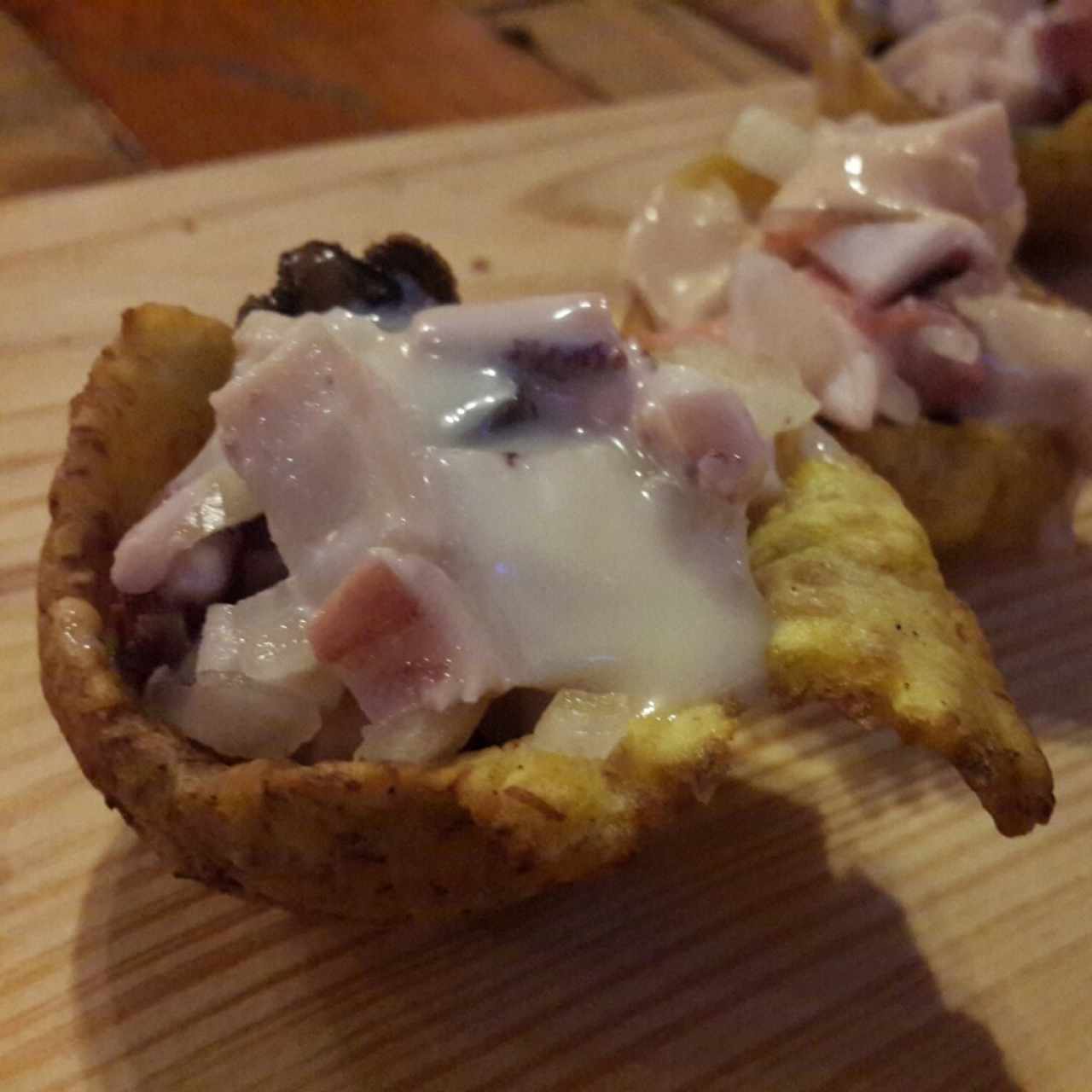 Patacones rellenos de ceviche de combinación. Salsa Inglesa con coco.