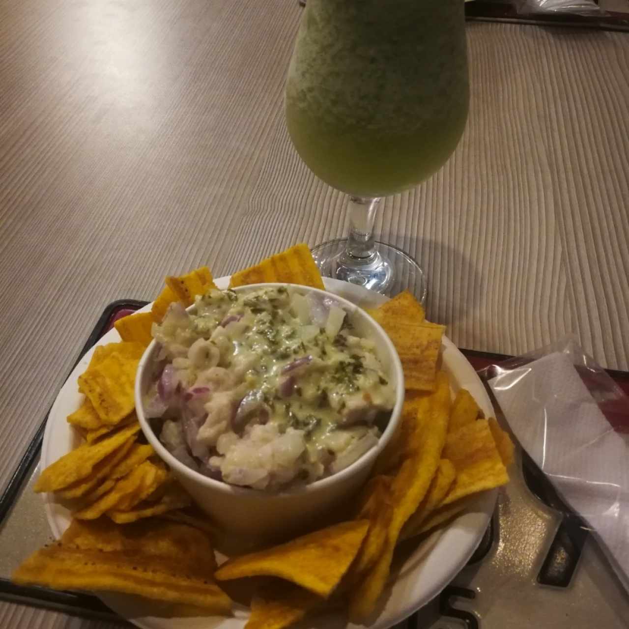 ceviche de corvina con cebolla morada y salsa chimichurri