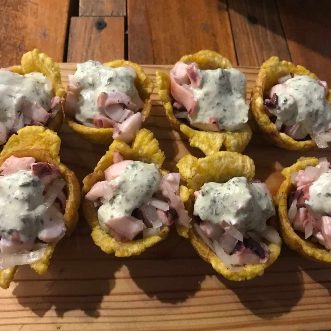 Patacones rellenos de ceviche de Pulpo con salsa chimichurri