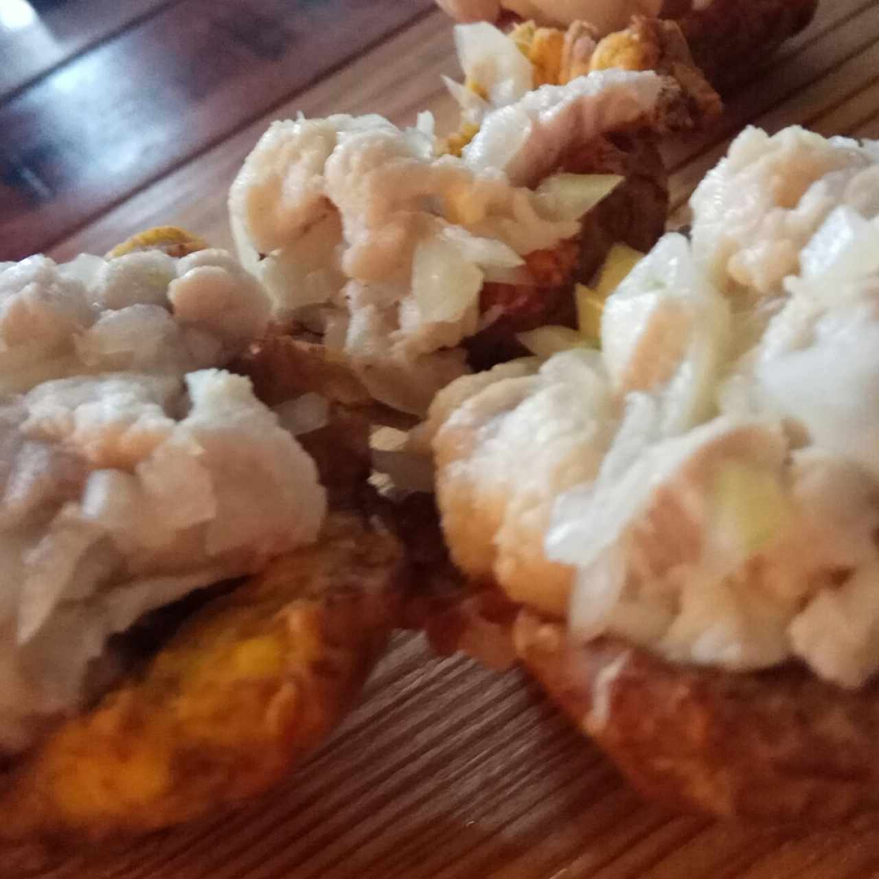 patacones rellenos con ceviche de corvina