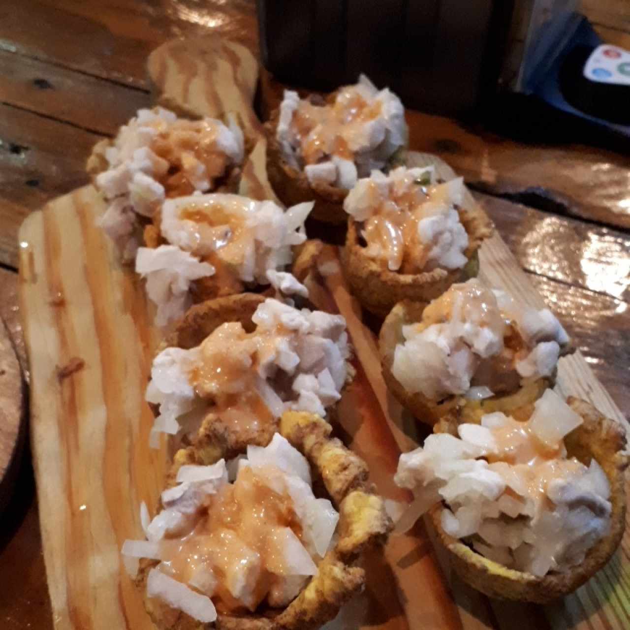 Patacones Rellenos de Ceviche con salsa Búfalo 