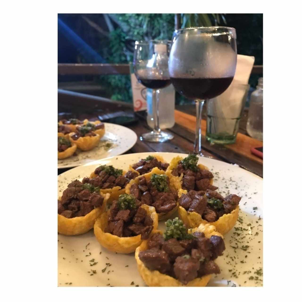 Patacones Relleno de entraña y copa de vino