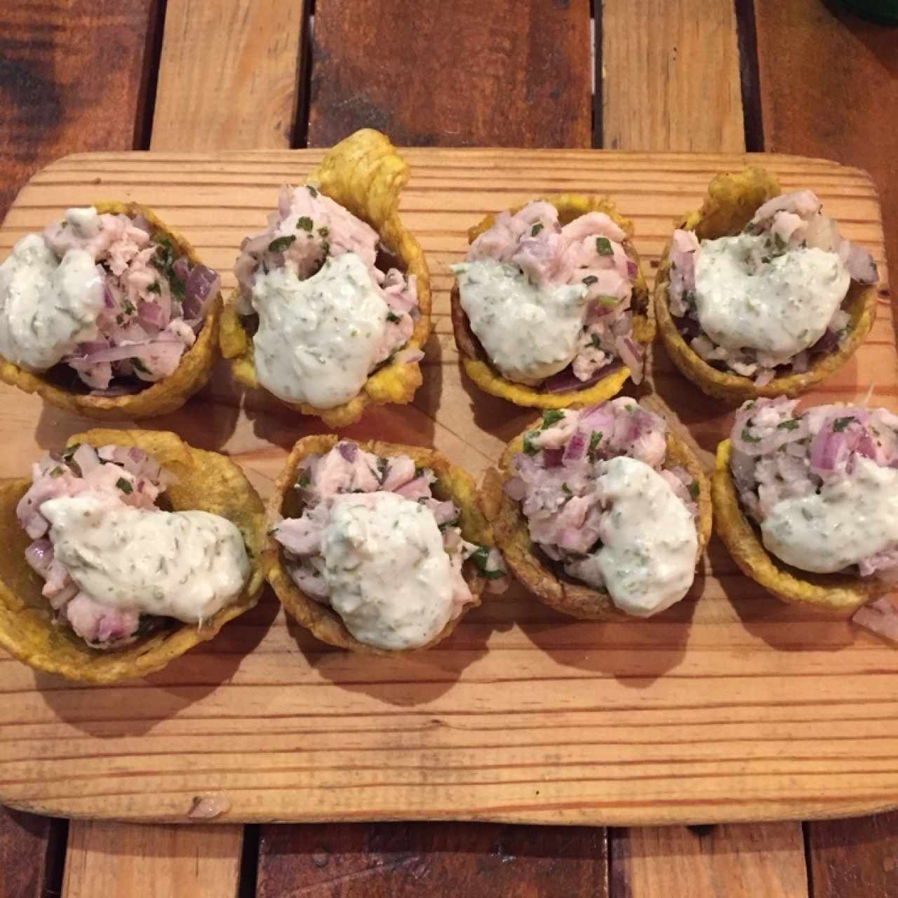 Canastas de patacones con ceviche de corvina Maisa Morado con salsa de chimichurri