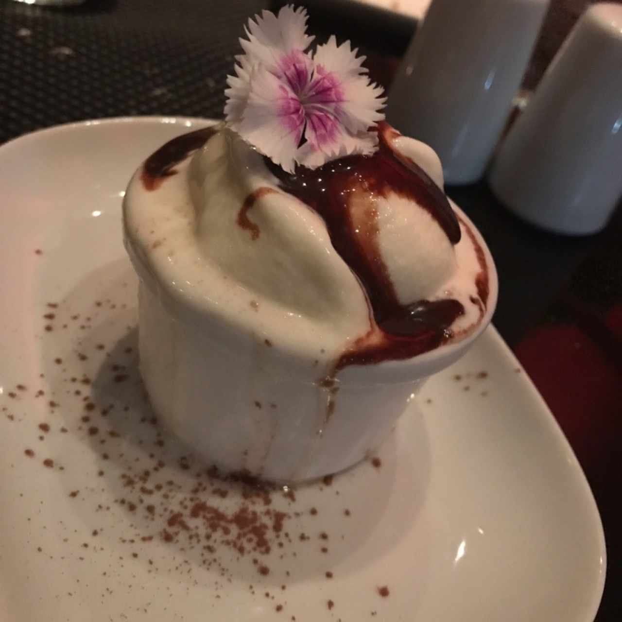 Volcán de chocolate tibio con helado de vainilla