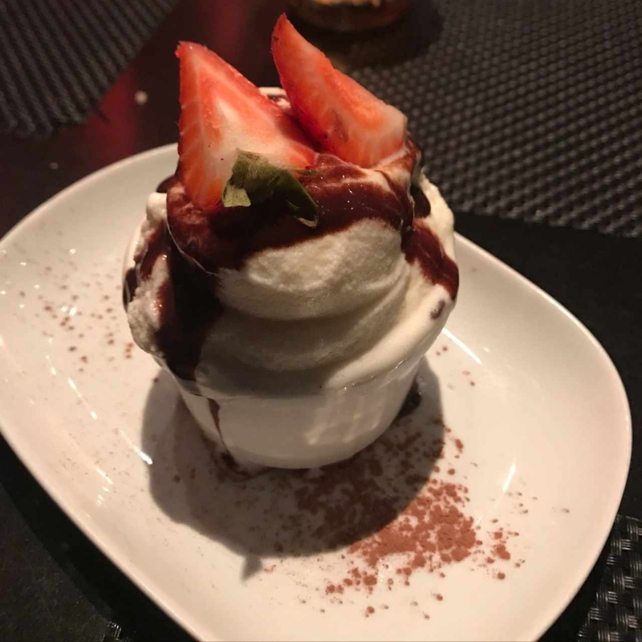 Volcán de chocolate tibio con helado de canela Granclement