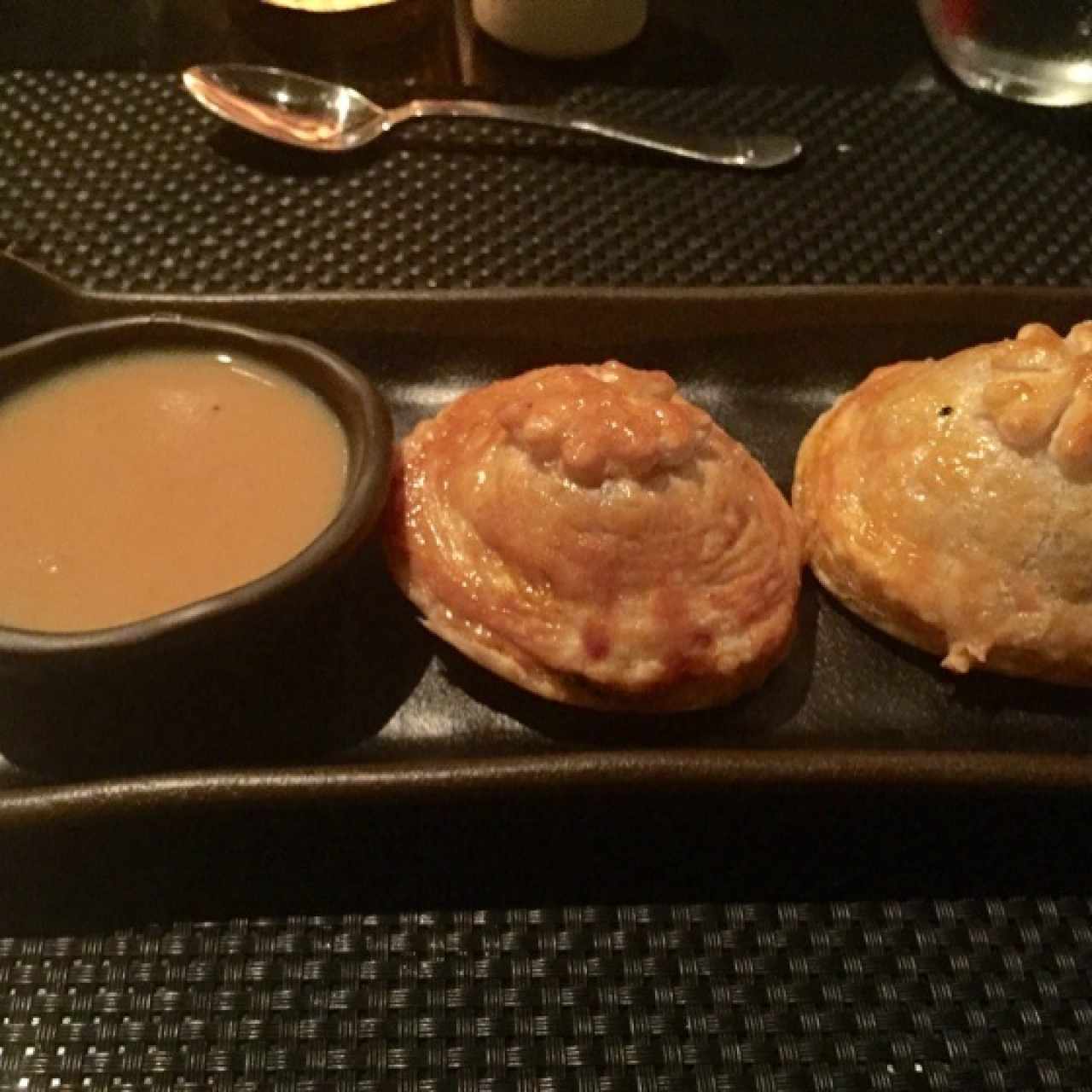 Pastelitos APC (arroz, poroto y carne) con salsa de plátano