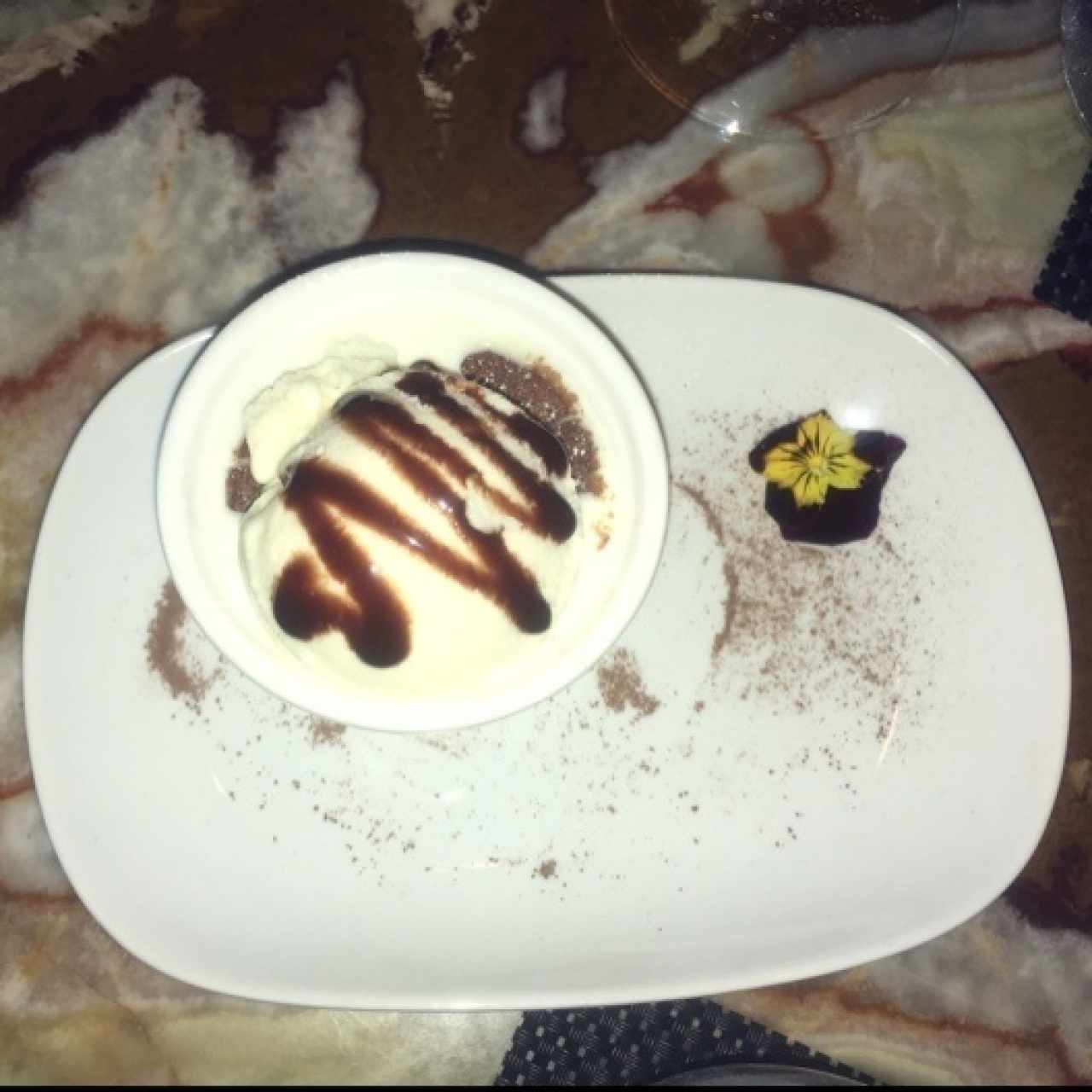 Volcán de chocolate con helado de canela