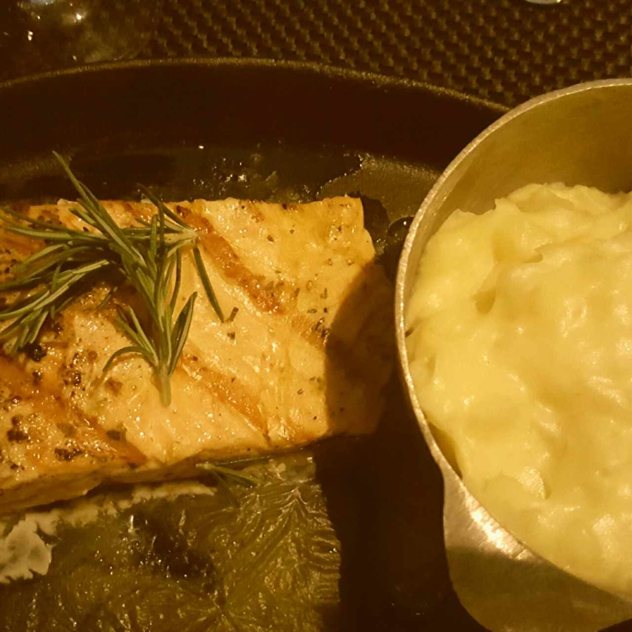 Filete de salmón grillado con mantequilla de limón y ajo