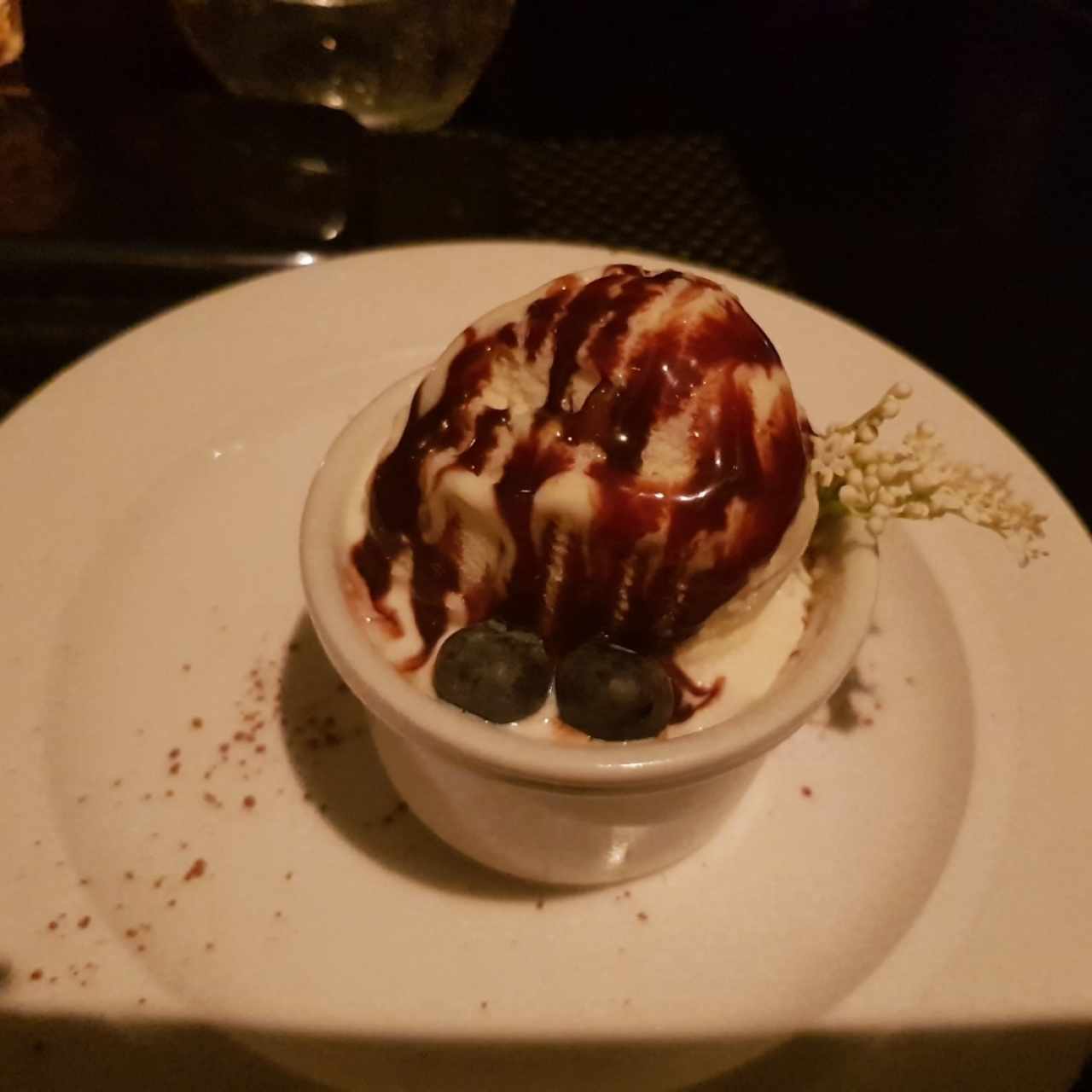 Volcán de chocolate tibio con helado de canela Granclement