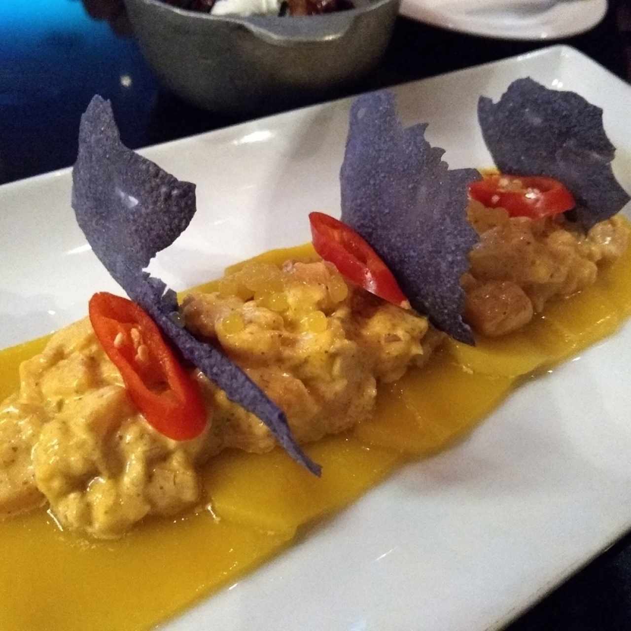 tartare de salmón con lascas de mango