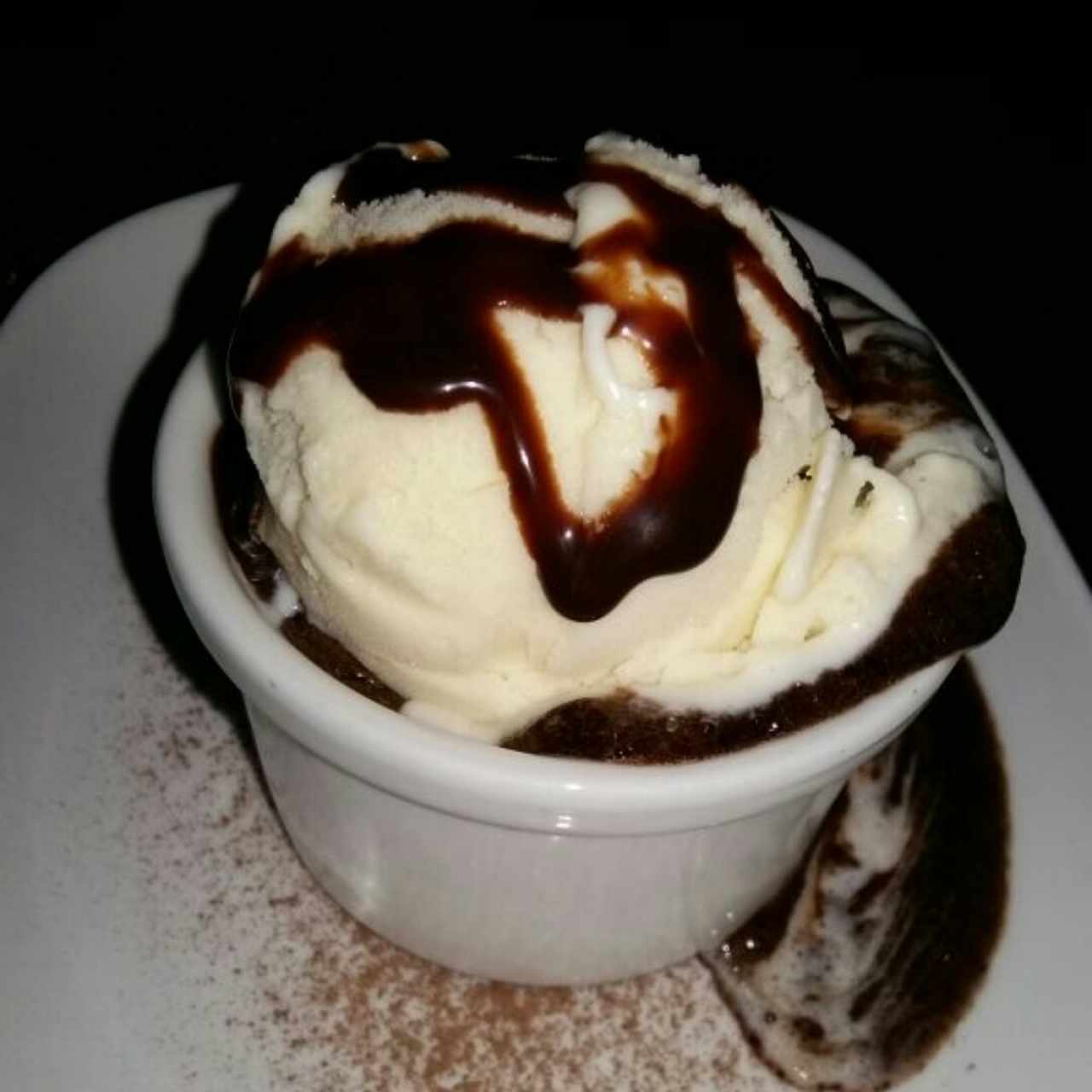 Volcán de chocolate tibio con helado de canela Granclement