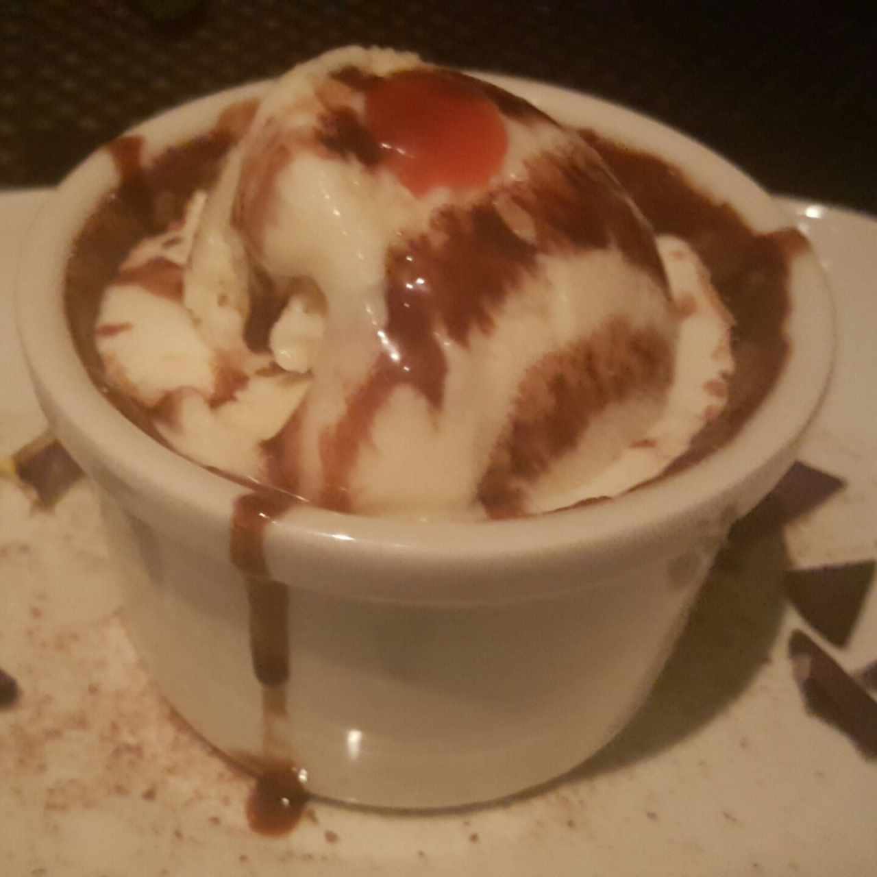 Volcán de chocolate tibio con helado de canela Granclement