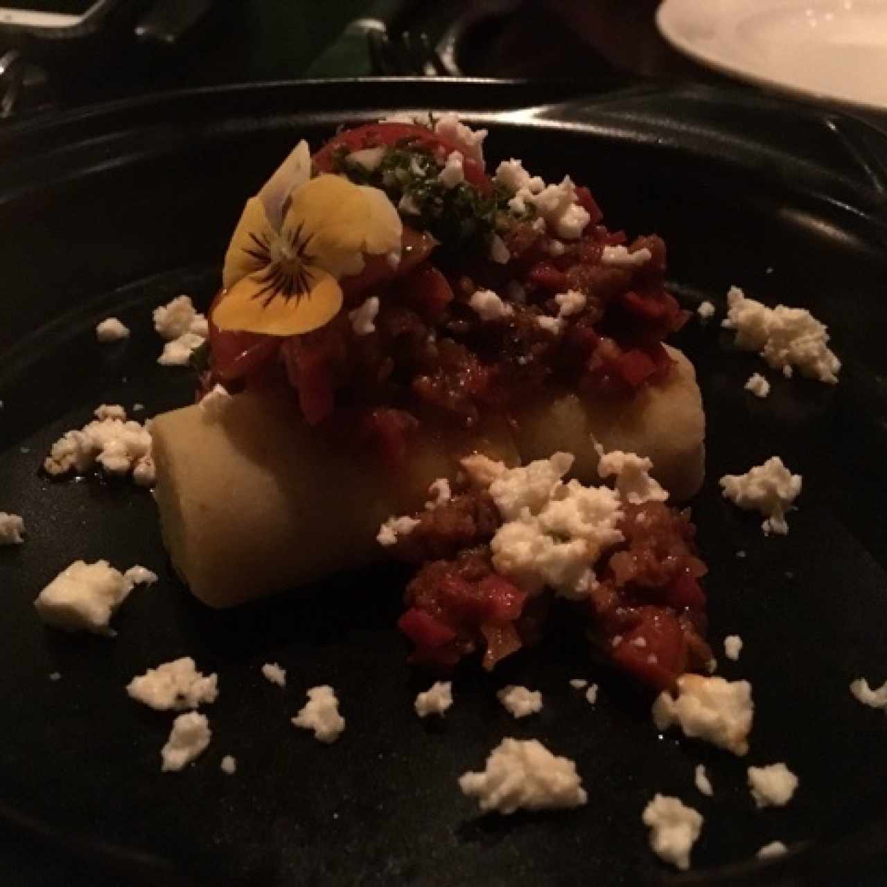 Causa de plátano maduro, chorizo tableño, queso fresco y chimichurri ahumado