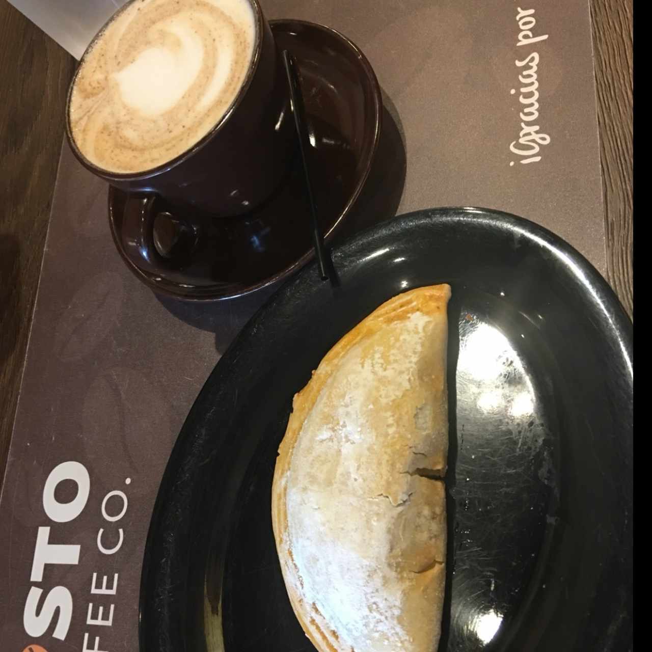 capuccino Tosto y empanada de queso nacional. 