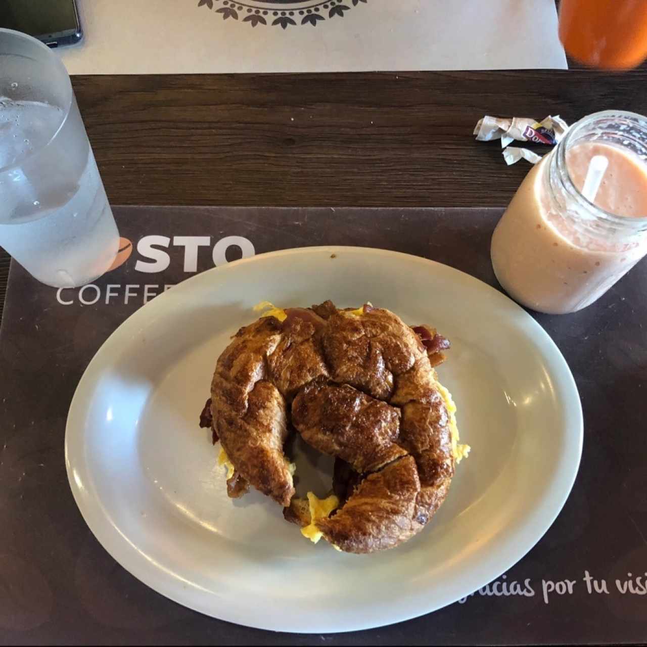 croissant con huevo y tocino
