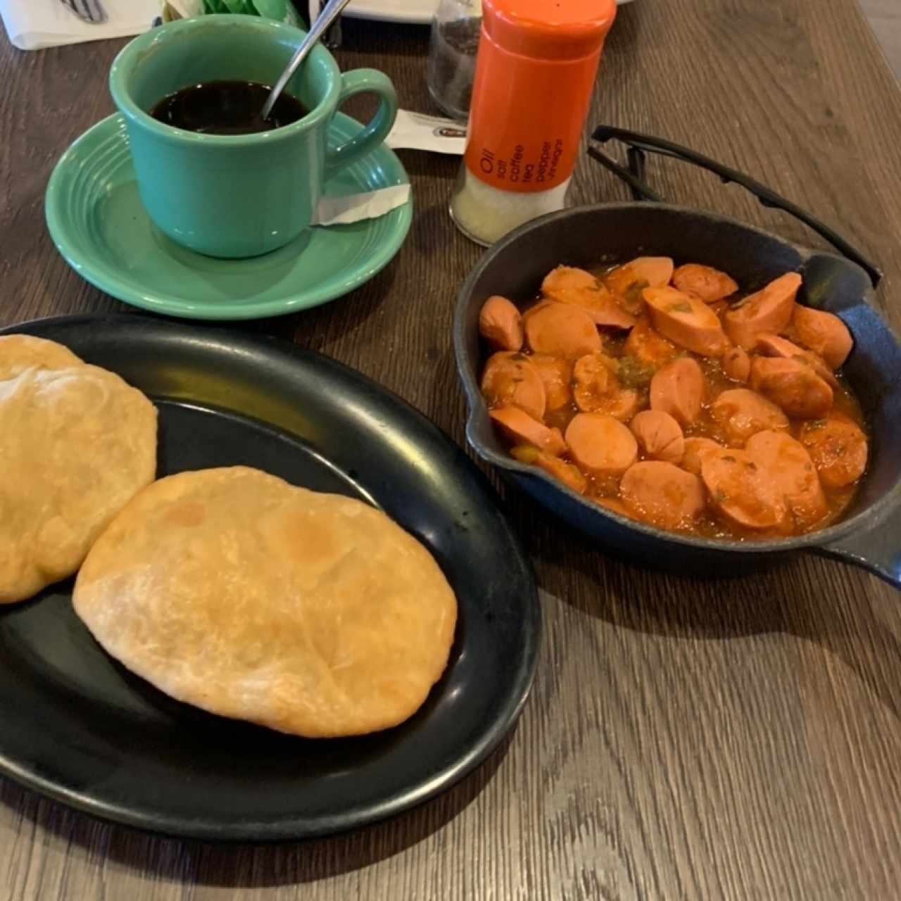 salchichas guisadas con hojaldras y café americano