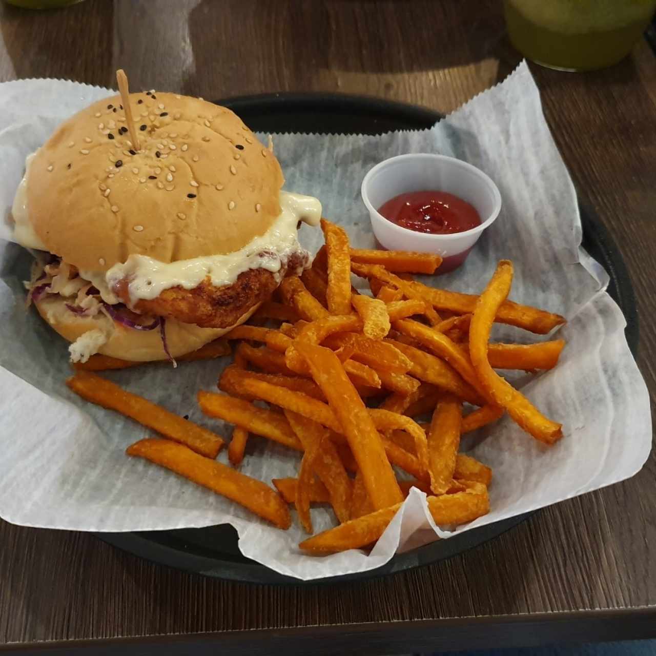 hamburguesa de pollo con camotes fritos 