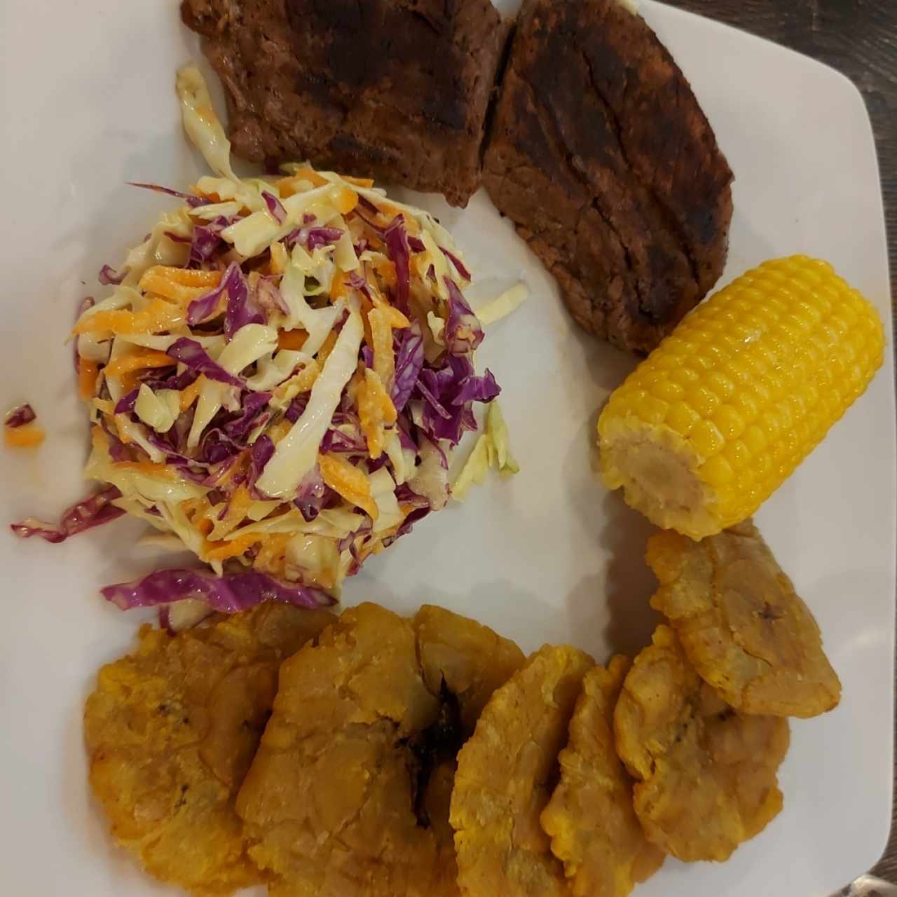 Filete de Res con Ensalada Coleslaw, mazorca y patacones