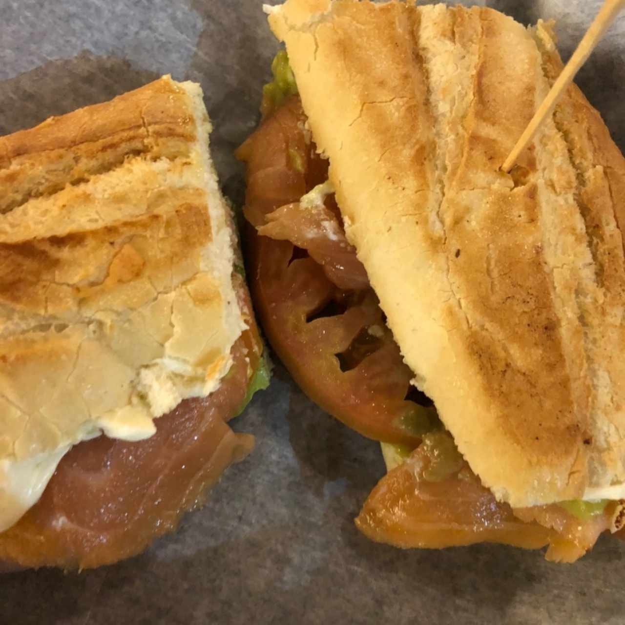 sandwich de salmón en baguette