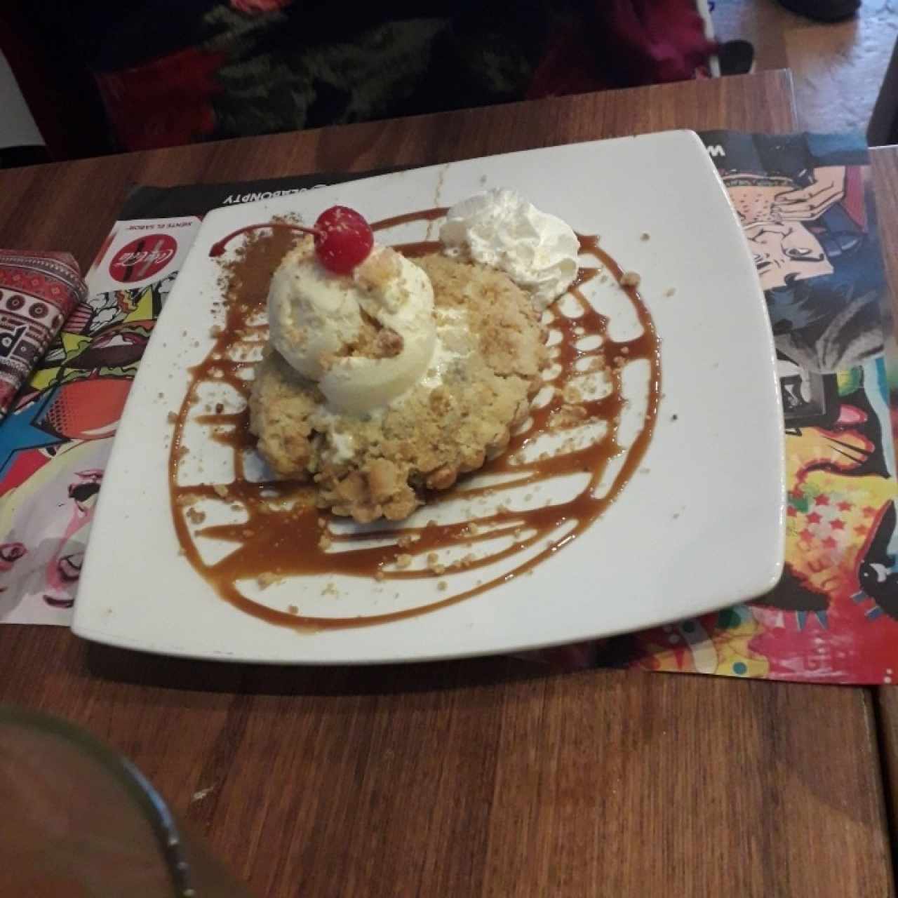 postre de tarta de manzana con helado