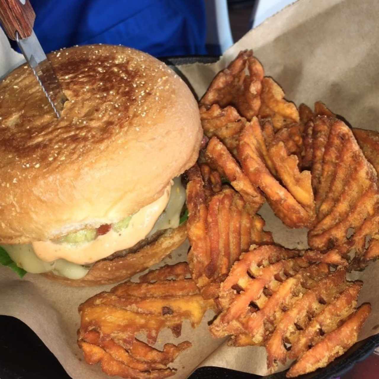 Hamburguesa Osaka con fries de camote