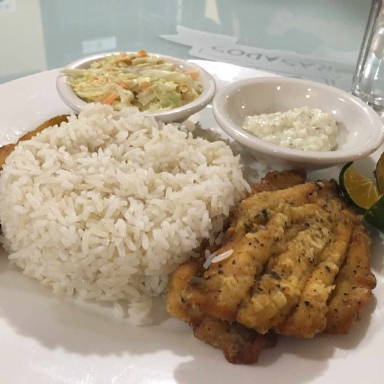 MENU EJECUTIVO / arroz con coco y filete de pescado en salsa tartara
