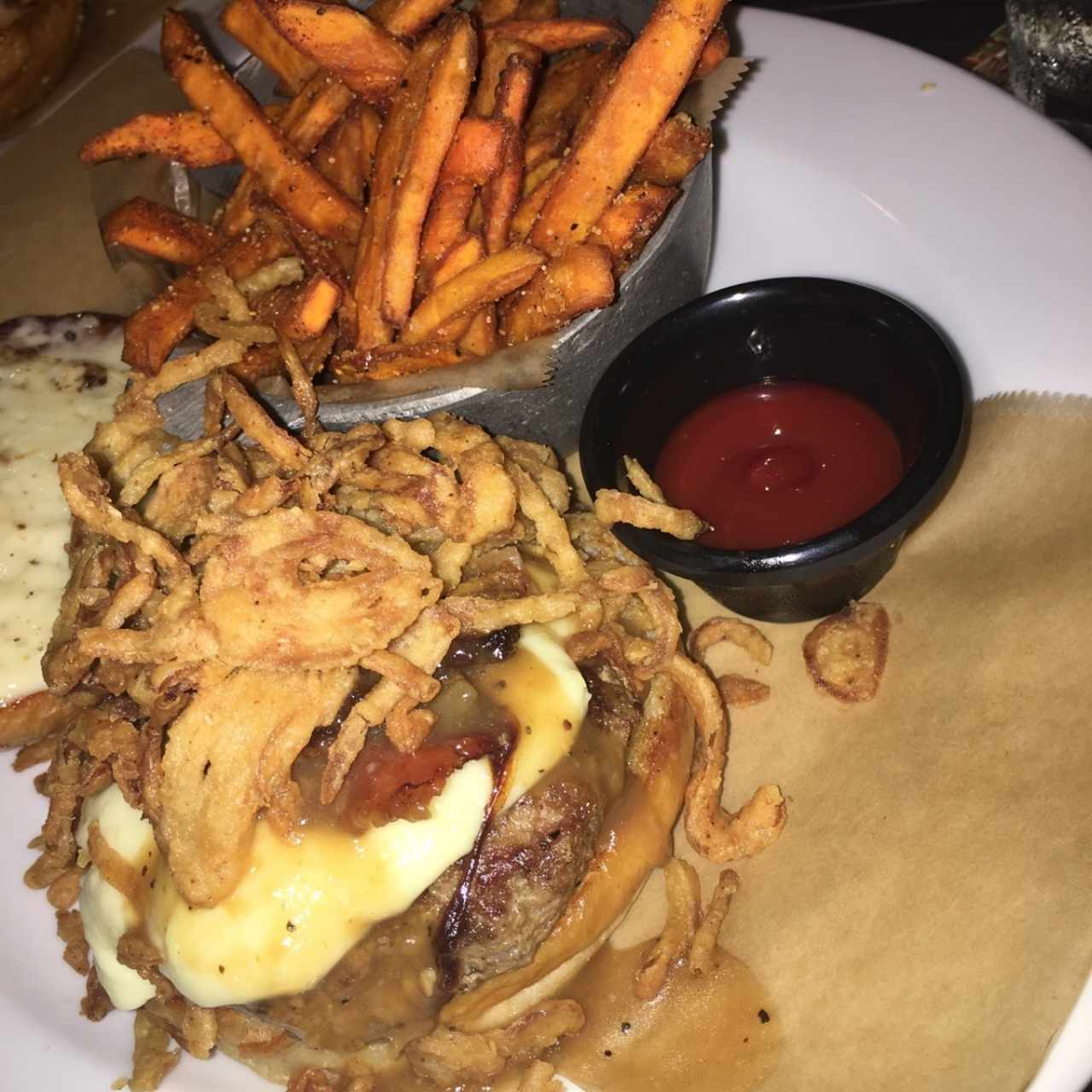 Una hamburguesa “Embajador” con una exquisitas papas de camote