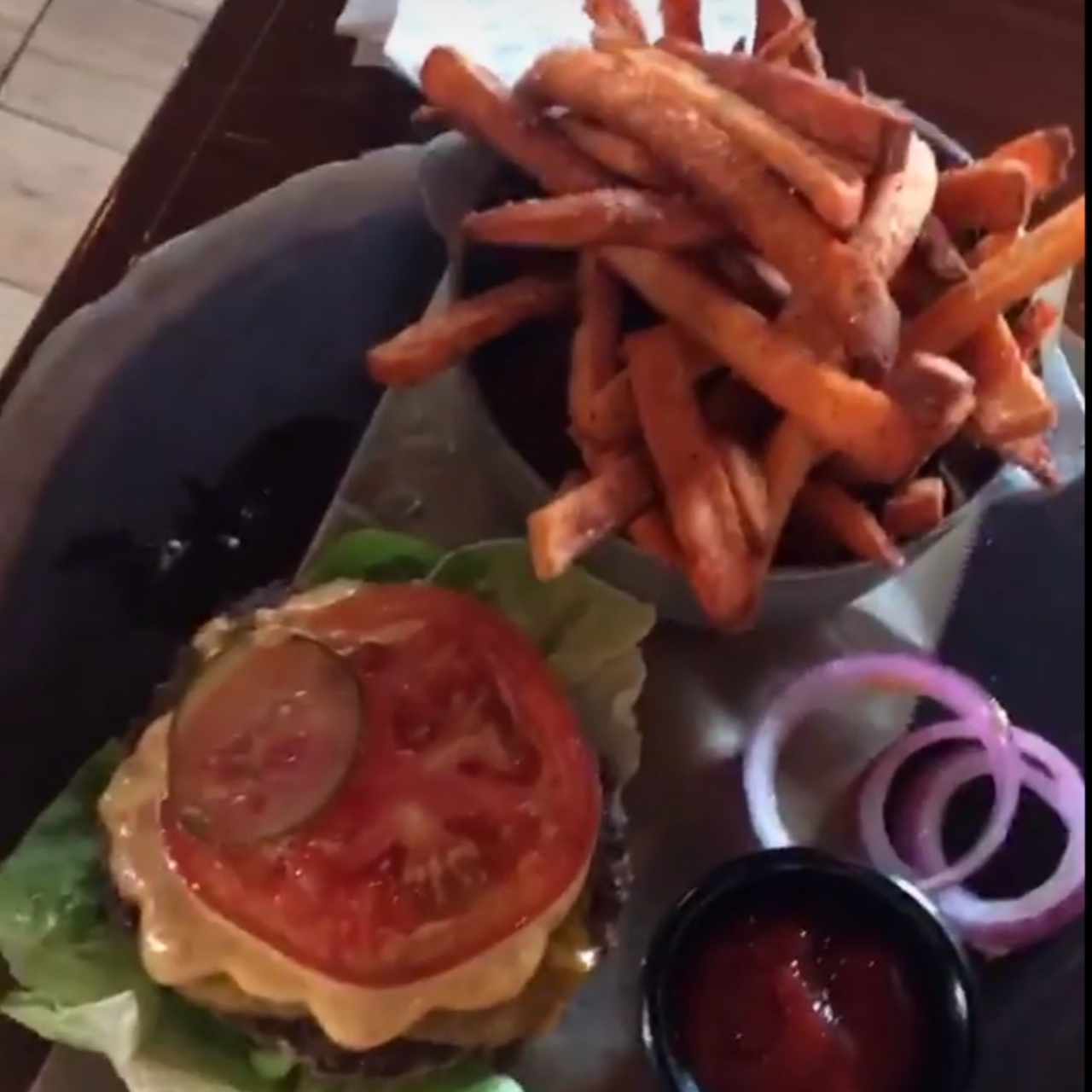 camotitos y hamburguesa clásica sin pan