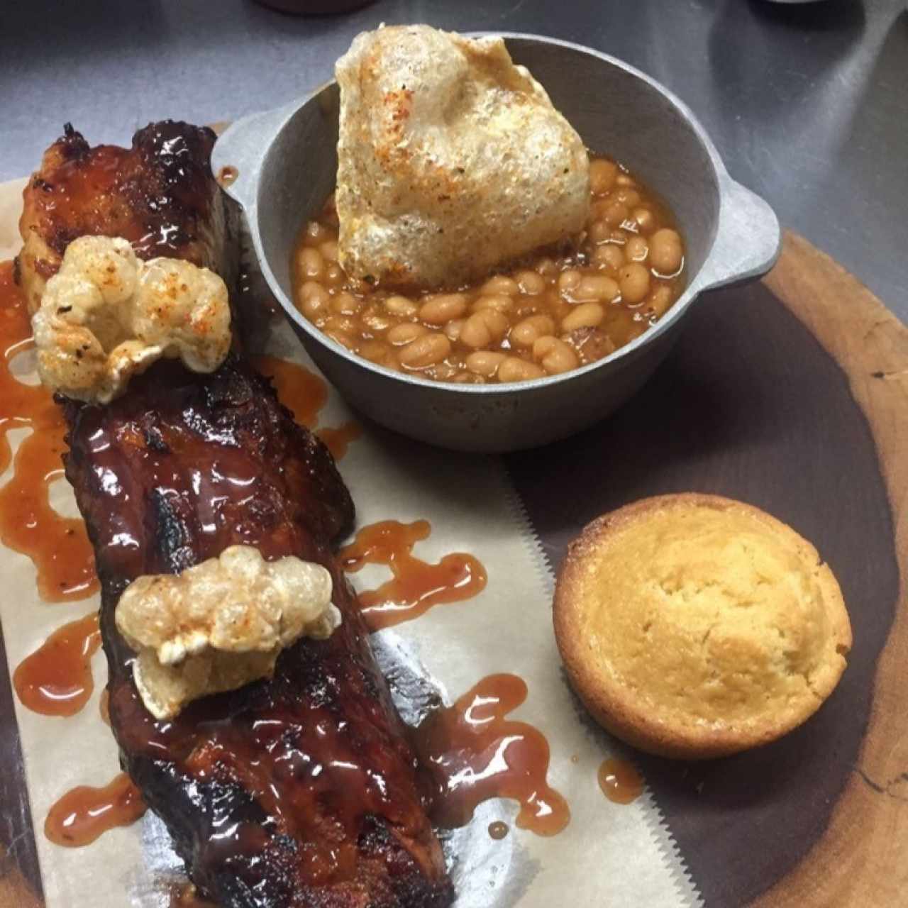 ribs con pork and beans y cornbread