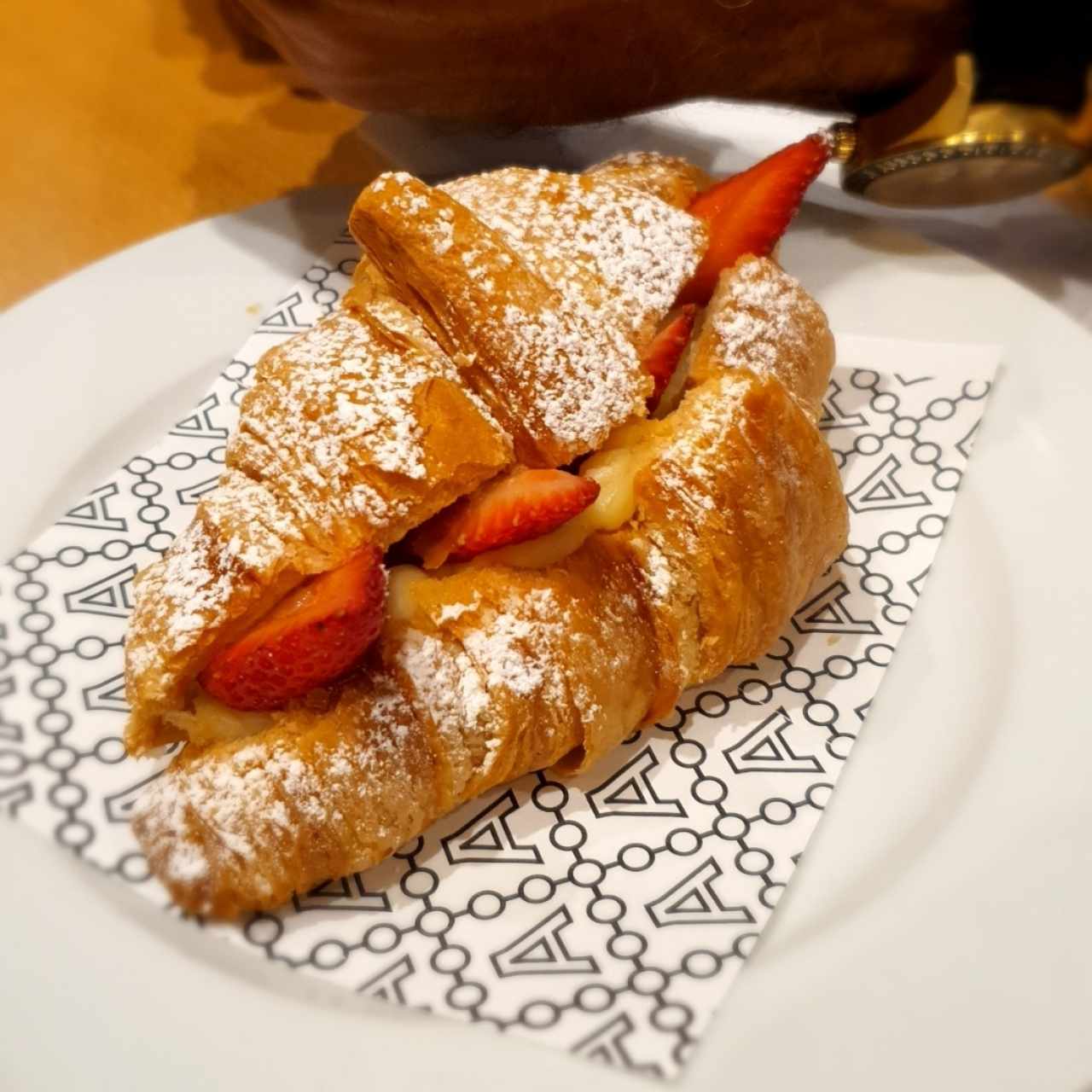 Croissant de fresas y crema