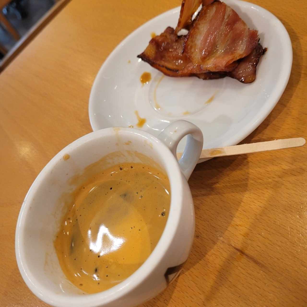 café expresó doble y tocino