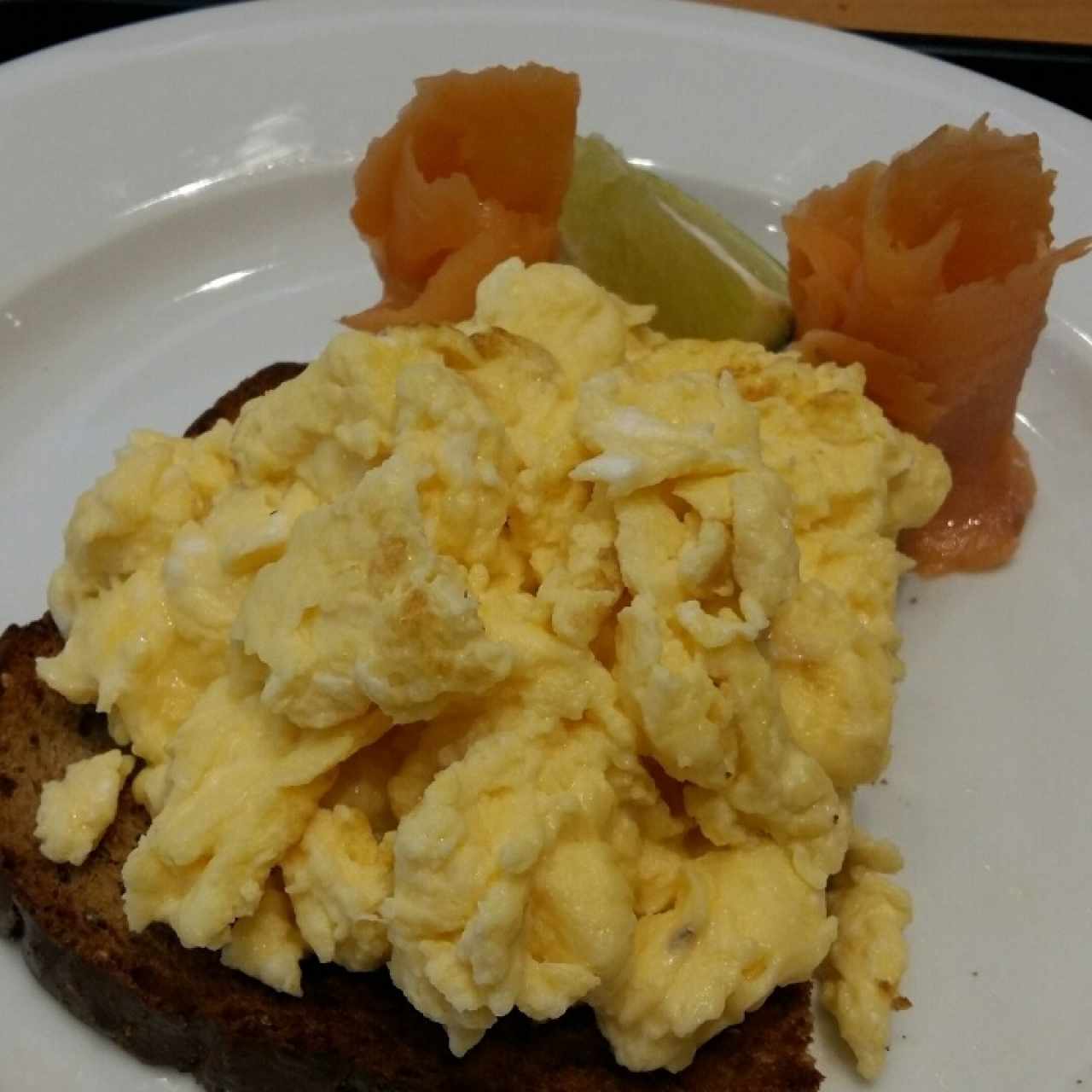 omelette con salmon sobre tostada