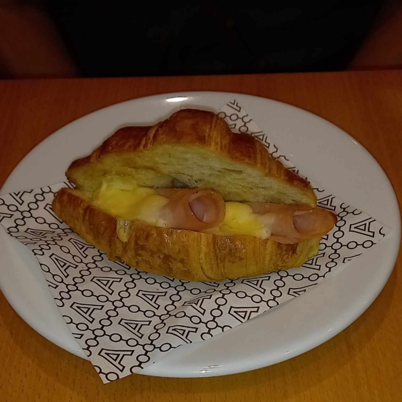 Croissant relleno de jamón y queso