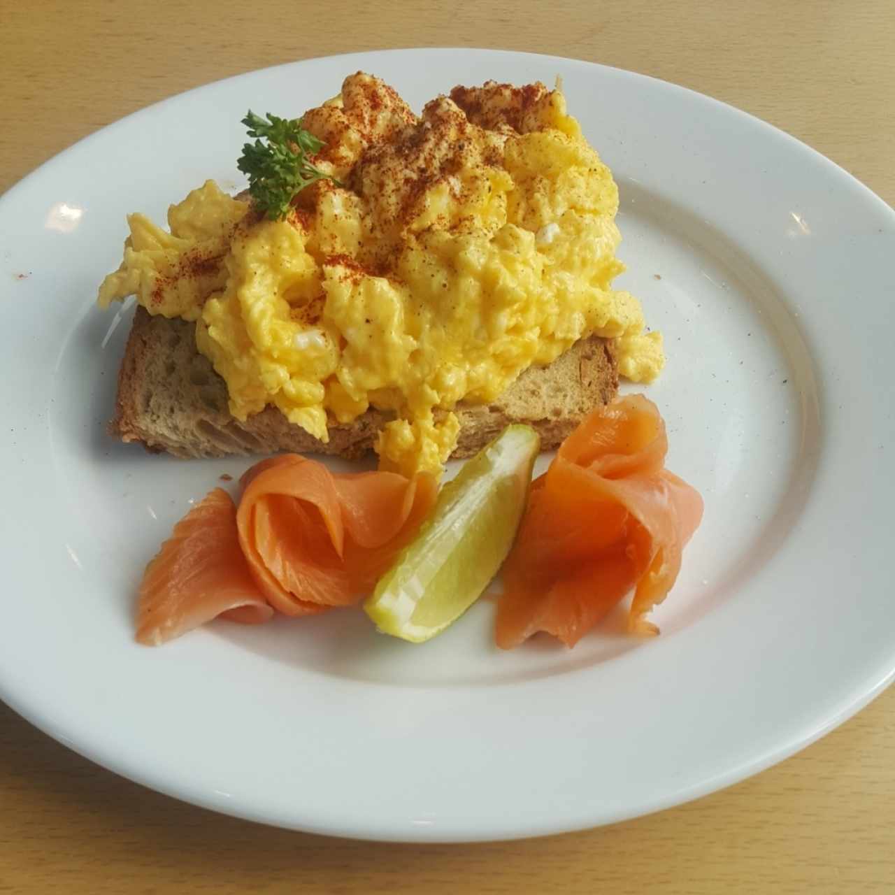 desayuno - huevos con salmón