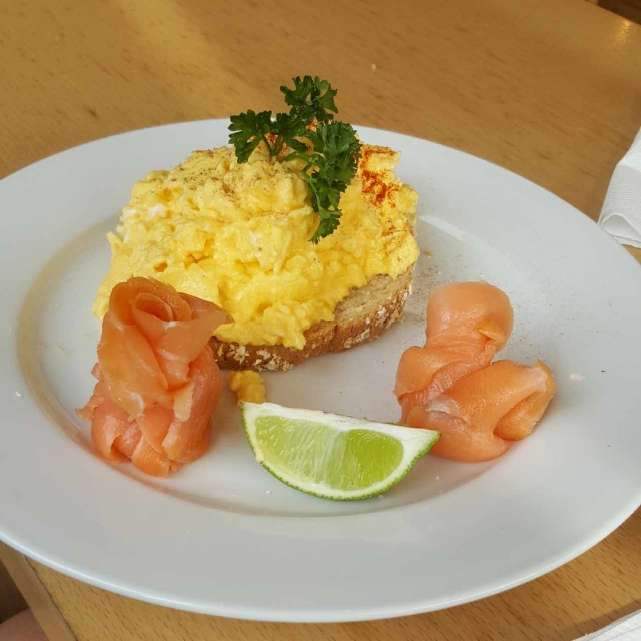 desayuno - huevos con salmón