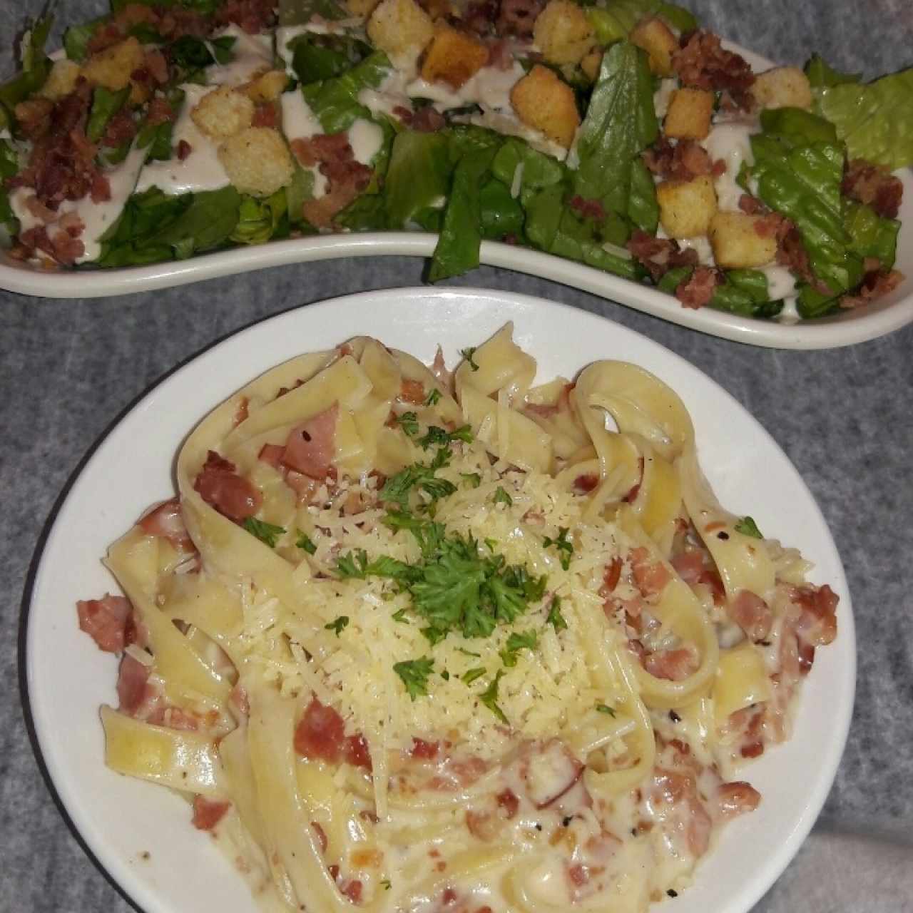 fettuccini alfredo y ensalada cesar