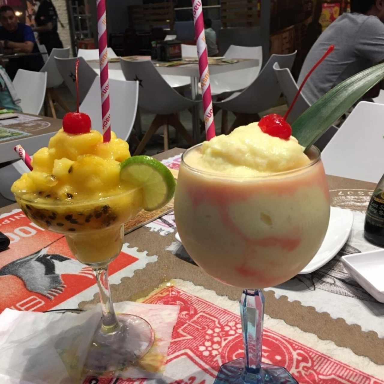 Margarita de maracuya (izq) Piña colada
