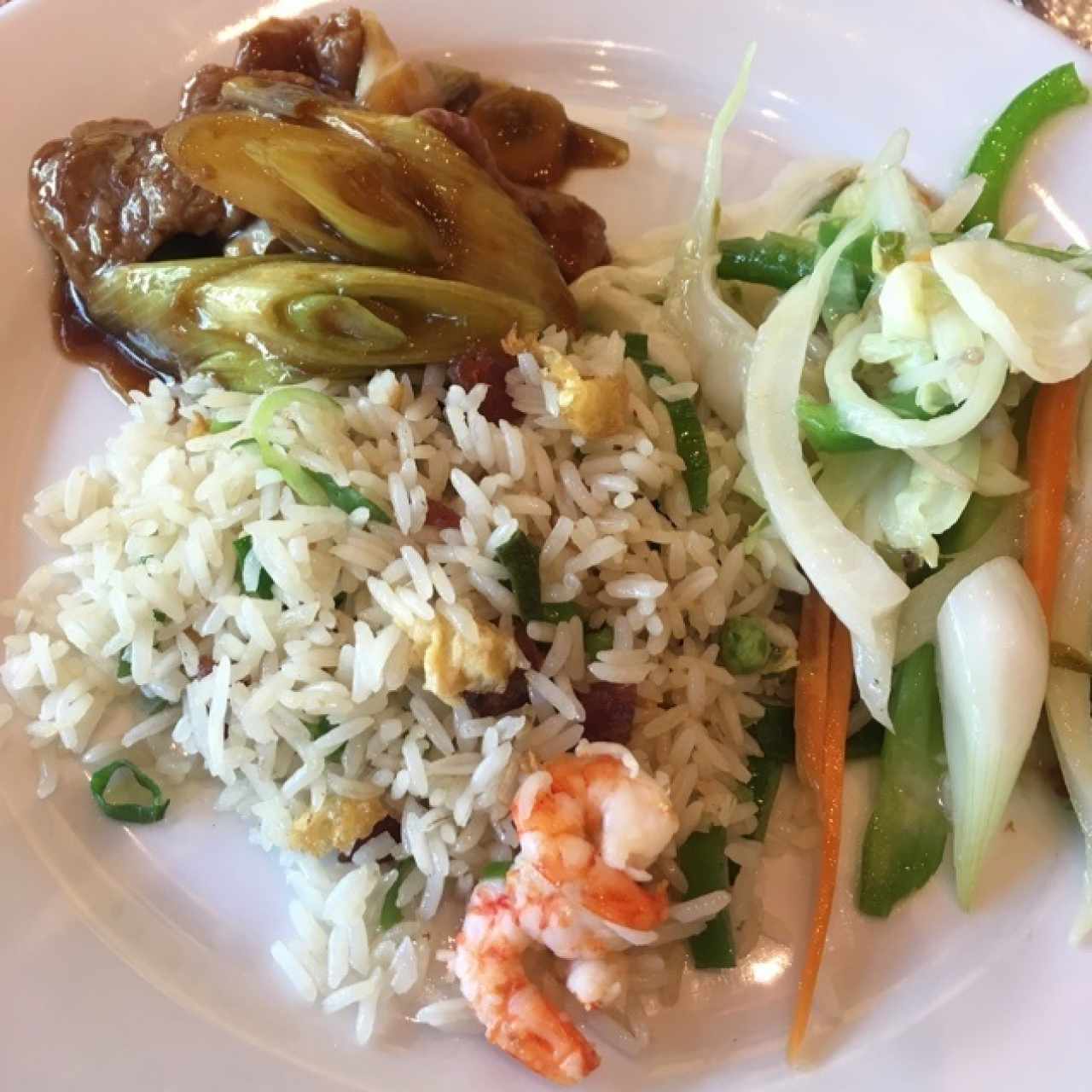 Carne con jengibre y cebollin + Chop Suey Vegetarian + arroz especial Kowloon
