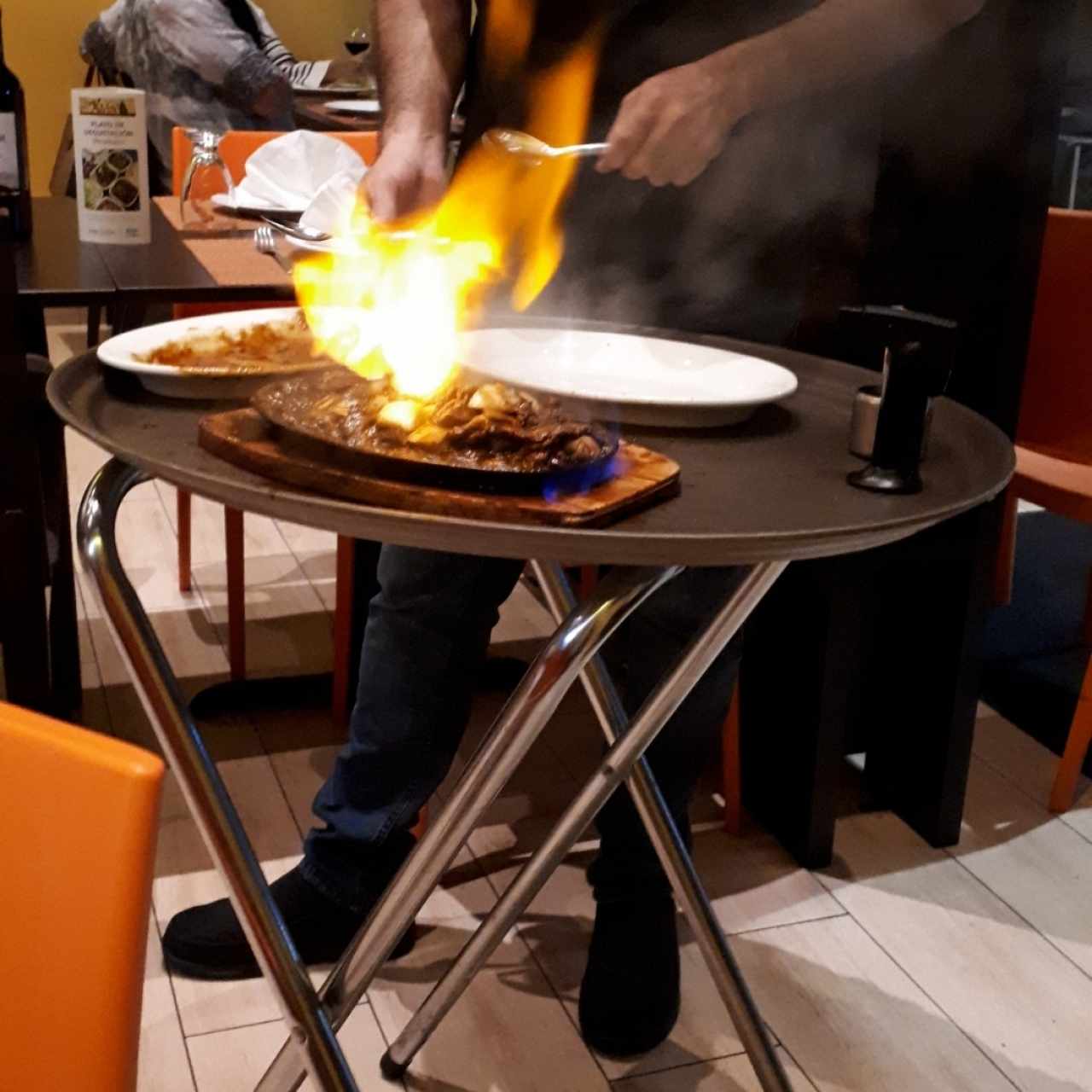 Momento en que flambean el Mongolian beef en la mesa
