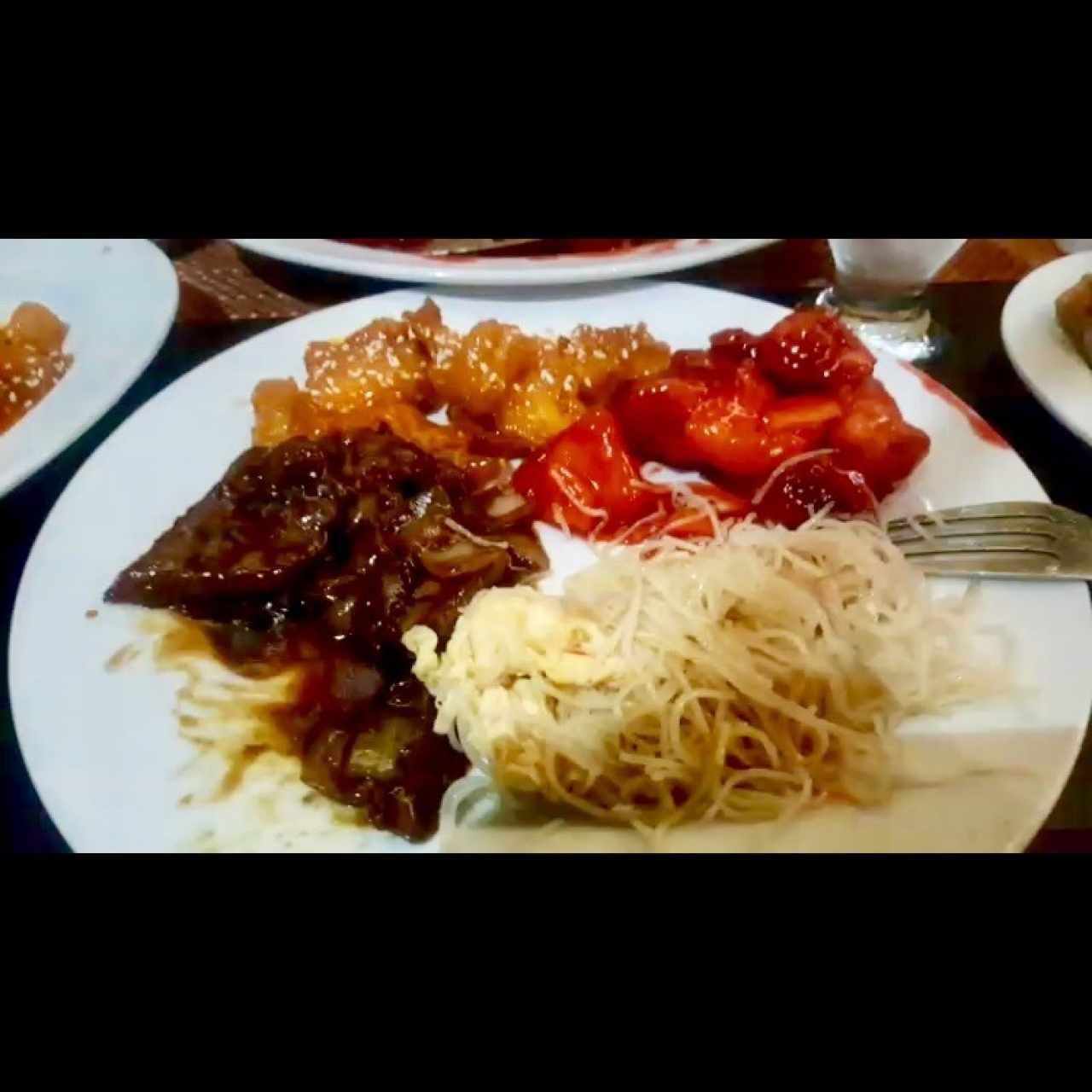 Carne Mongol; pollo con miel y ajonjolí; perco en salsa agridulce; fideos de arroz