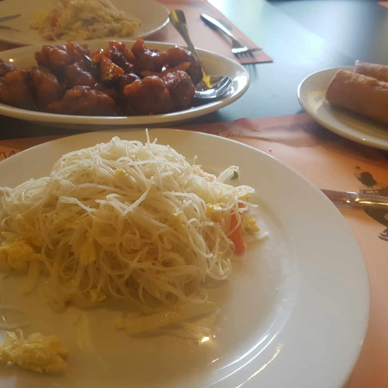 Egg roll, fideos de arroz cantonés y costillas agridulces