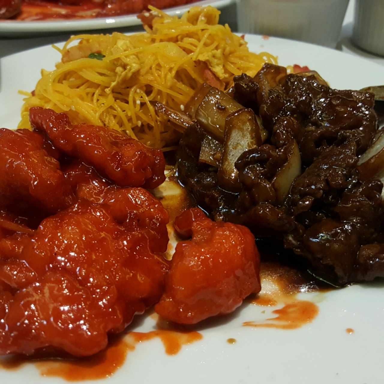 Pollo en salsa de mandarina (izq), Carne Mongol(der), Fideos de arroz (arriba) 