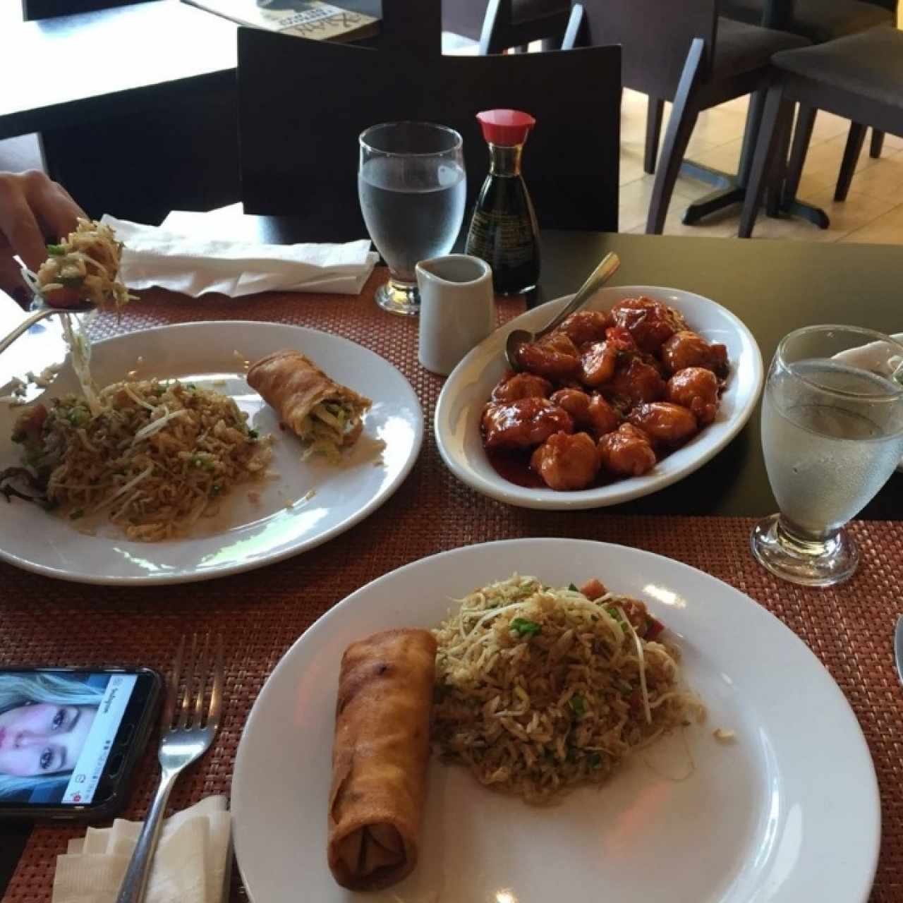 pollo agridulce ,lumpia y arroz especial.