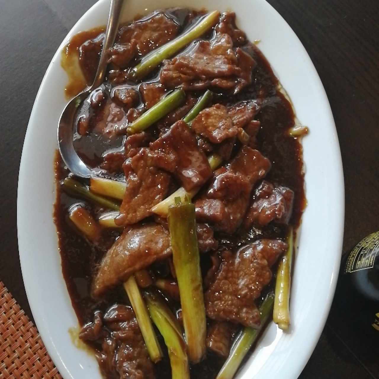 Carne de res con jengibre y cebollina