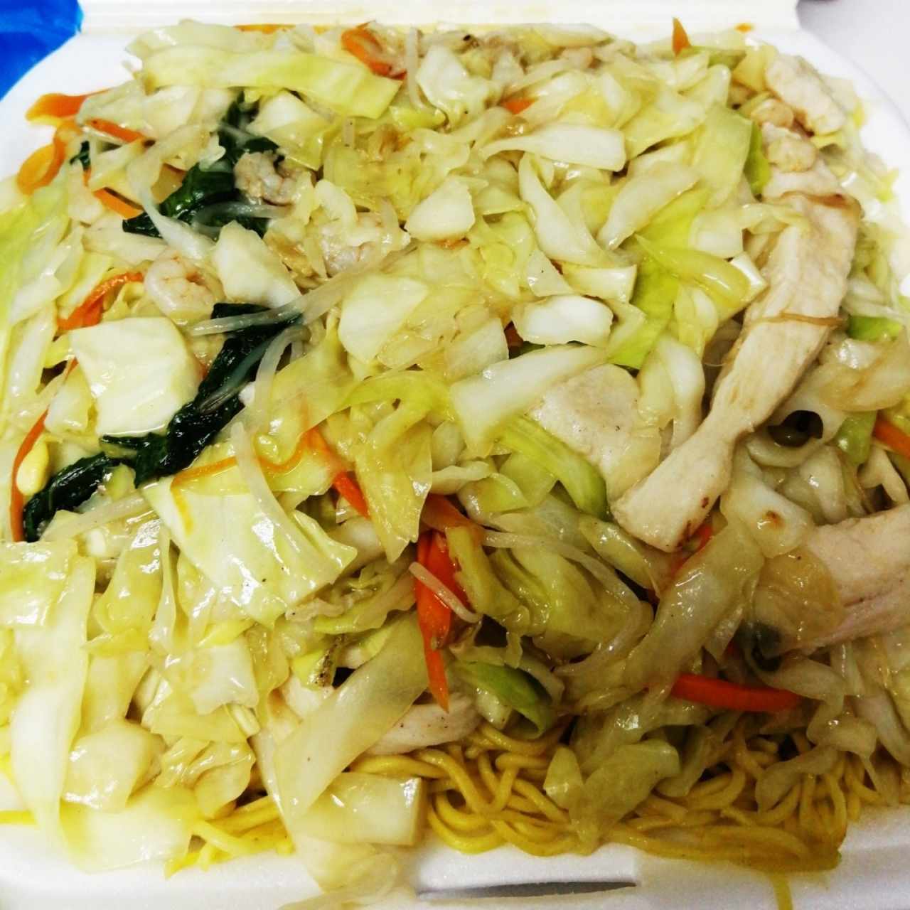 chow mein de pollo y camarón